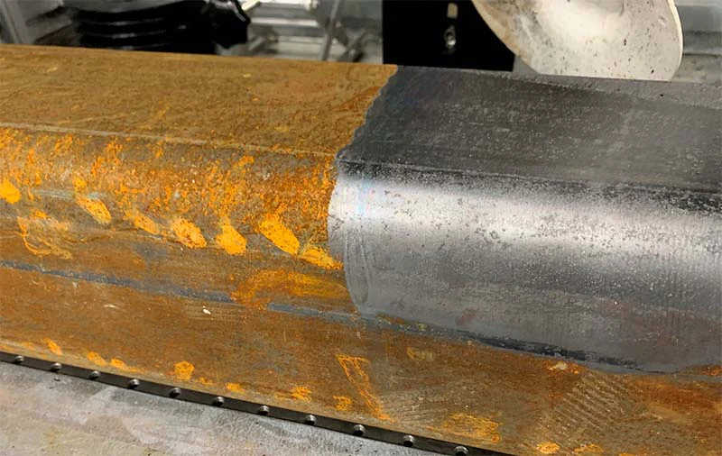 laser rust remover cleans the rust on the metal