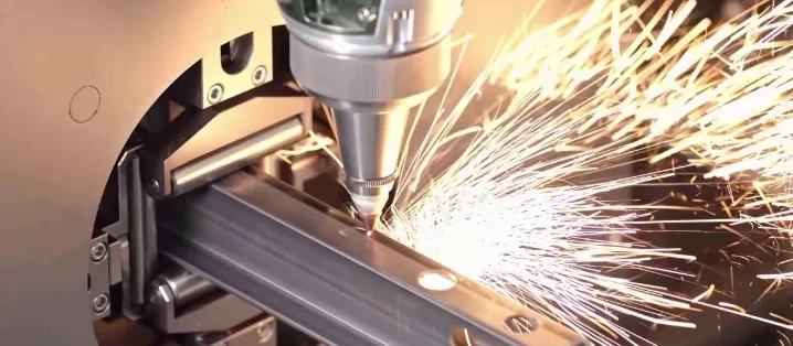 laser-cutting-machine-cuts-metal-tube