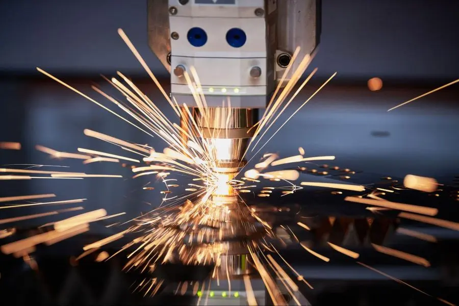 laser-cutting-machine-cutting-steel